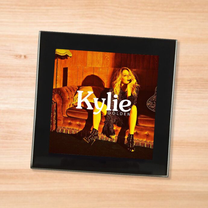 Black glass Kylie - Golden coaster on a wood table